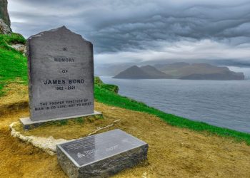 Kuburan James Bond di Kepulauan Faroe, dibuat untuk mengenang kematian Bond dalam film No Time To Die. Foto: Atlas Obscura/Wikimedia