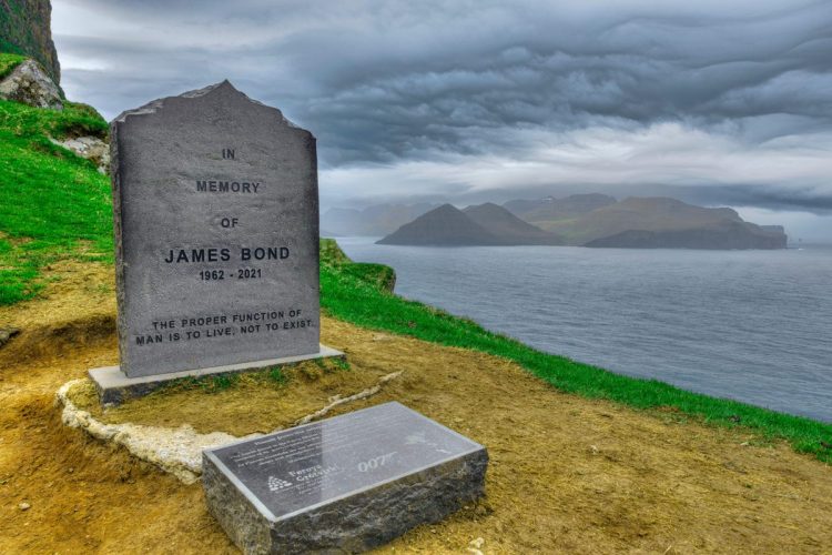 Kuburan James Bond di Kepulauan Faroe, dibuat untuk mengenang kematian Bond dalam film No Time To Die. Foto: Atlas Obscura/Wikimedia