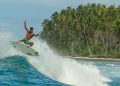 Peselancar sedang bermain ombak di pantai Pulau Mentawai. Foto: Hunter Jones