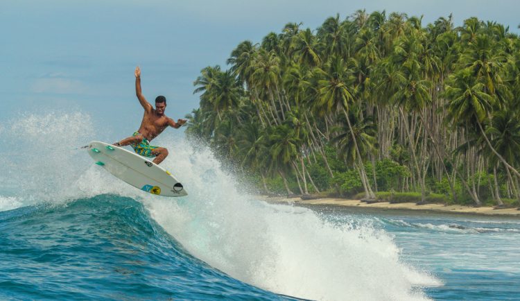 Peselancar sedang bermain ombak di pantai Pulau Mentawai. Foto: Hunter Jones