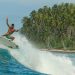 Peselancar sedang bermain ombak di pantai Pulau Mentawai. Foto: Hunter Jones