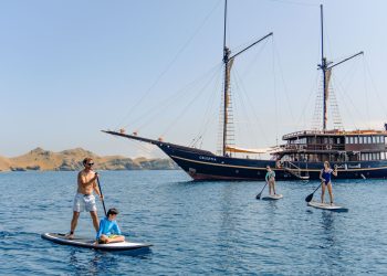 Perjalanan dengan kapal phinisi Celestia menjanjikan pengalaman wisata yang unik, bermain di laut, bersantai di pulau, hingga mengamati binatang liar. Dok. Celestia