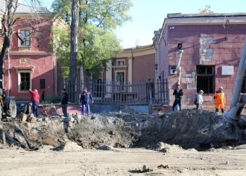 Rudal meledak di  depan Odesa Fine Arts Museum pada 6 November 2023, yang mengakibatkan kerusakan pada museum tersebut. menjadi Photo by Viacheslav Onyshchenko/Global Images Ukraine via Getty Images