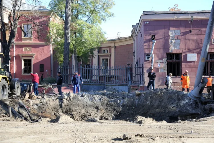 Rudal meledak di  depan Odesa Fine Arts Museum pada 6 November 2023, yang mengakibatkan kerusakan pada museum tersebut. menjadi Photo by Viacheslav Onyshchenko/Global Images Ukraine via Getty Images