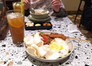 Soto Betawi dan mie goreng tradisional di Tong Tji Tea House BG Junction Surabaya. Foto: MICEPLUS.ID