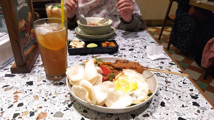 Soto Betawi dan mie goreng tradisional di Tong Tji Tea House BG Junction Surabaya. Foto: MICEPLUS.ID