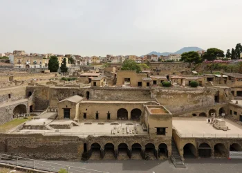 Lanskap pemandangan Kota Herculaneum usai penggalian arkeologi selama bertahun-tahun. A general view of the archaeological excavations of Herculaneum. Marco Cantile/LightRocket/Getty Images