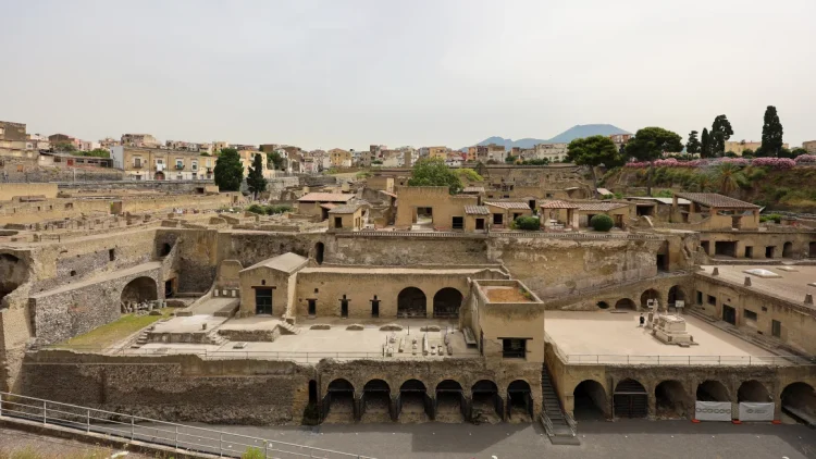 Lanskap pemandangan Kota Herculaneum usai penggalian arkeologi selama bertahun-tahun. A general view of the archaeological excavations of Herculaneum. Marco Cantile/LightRocket/Getty Images