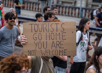 Warga Barcelona mengadakan protes terkait lonjakan wisatawan asing. Foto:  Paco Freire/SOPA Images/LightRocket/Getty Images