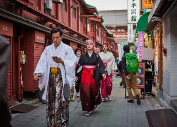 Wisatawan mancanegara mengenakan kimono. Jepang sedang mengalami lonjakan wisatawan asing usai pandemi Covid-19 berlalu. Photographer: Shoko Takayasu/Bloomberg