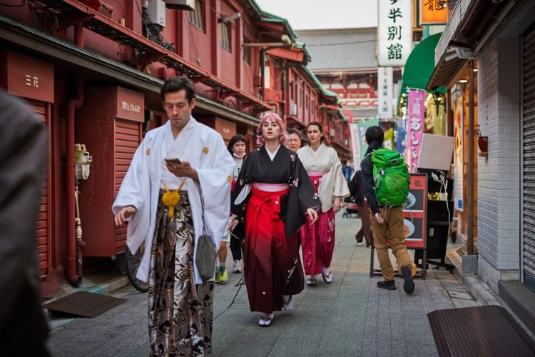 Wisatawan mancanegara mengenakan kimono. Jepang sedang mengalami lonjakan wisatawan asing usai pandemi Covid-19 berlalu. Photographer: Shoko Takayasu/Bloomberg