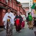 Wisatawan mancanegara mengenakan kimono. Jepang sedang mengalami lonjakan wisatawan asing usai pandemi Covid-19 berlalu. Photographer: Shoko Takayasu/Bloomberg