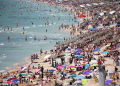 Wisatawan memadati Pantai Balearic Island, Malorca. Kelebihan wisatawan membuat wilayah Malorca tidak nyaman bagi penduduk setempat. Foto: dailymail.co.uk