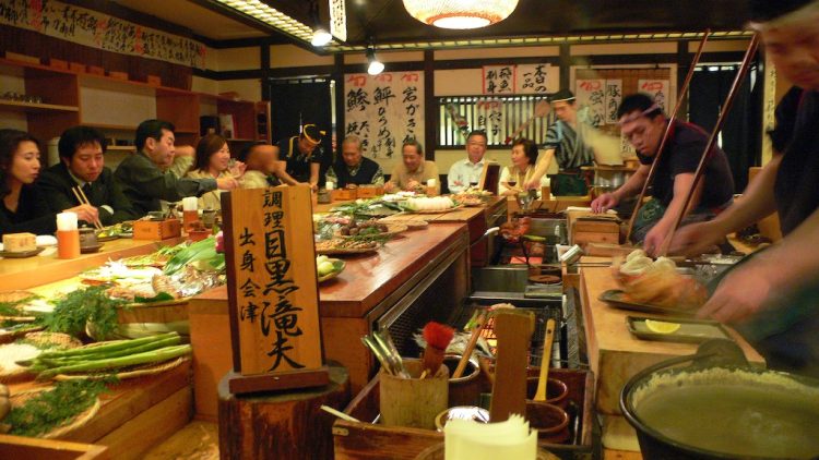 Suasana restoran di Jepang, yang ramah bagi warga lokal dan sedikit mahal untuk wisatawan asing. Foto: Cory Doctorow