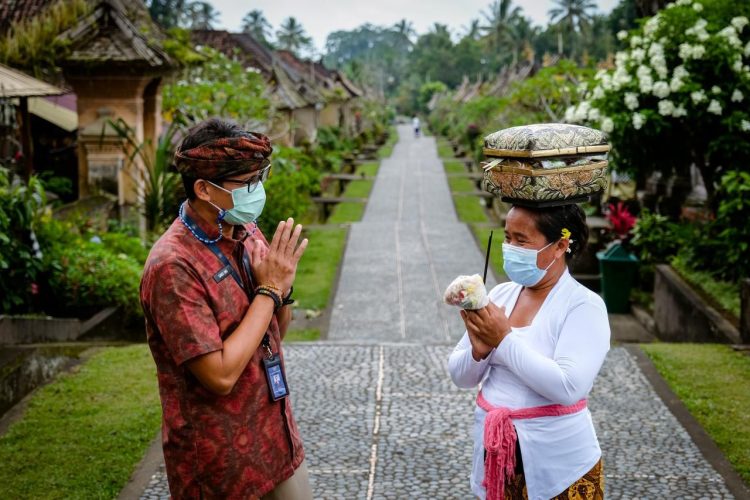 Menparekraf Sandiaga Uno berbicara dengan warga Bali. Dok. kemenparekraf.go.id