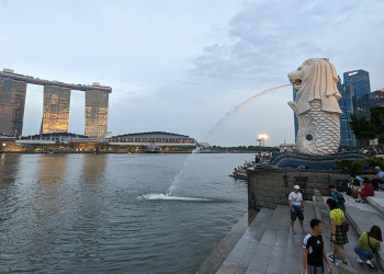 Merlion Park adalah rumah bagi patung ikonik Singapura, Merlion, yang memiliki kepala singa dan tubuh ikan.