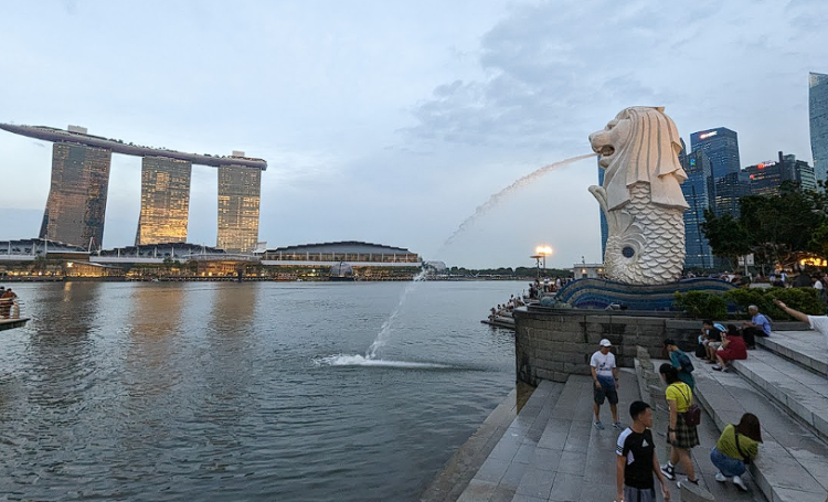 Merlion Park adalah rumah bagi patung ikonik Singapura, Merlion, yang memiliki kepala singa dan tubuh ikan.