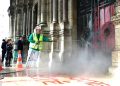 Seorang staf kebersihan membersihan grafiti di pintu Santo Basilica, Roma. Foto: dailymail.co.uk