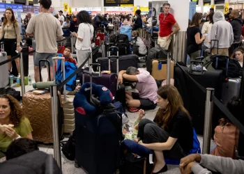 Para penumpang terlantar menunggu di Bandara Gatwick di tengah pemadaman TI global pada 19 Juli 2024 di Crawley, Inggris. Foto: Jack Taylor/Getty