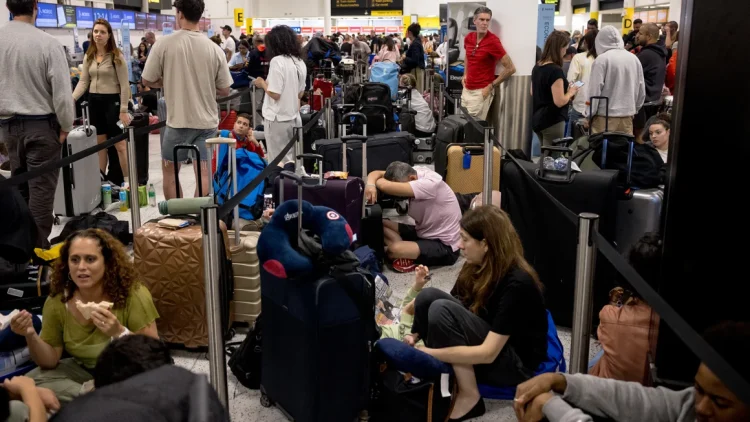 Para penumpang terlantar menunggu di Bandara Gatwick di tengah pemadaman TI global pada 19 Juli 2024 di Crawley, Inggris. Foto: Jack Taylor/Getty