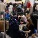 Para penumpang terlantar menunggu di Bandara Gatwick di tengah pemadaman TI global pada 19 Juli 2024 di Crawley, Inggris. Foto: Jack Taylor/Getty