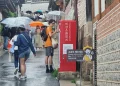 Wisatawan asing memenuhi jalan-jalan di Bukchon Hanok, sebuah desa kuno dengan rumah-rumah tradisional. Foto: Rhee Soo-young/CNN