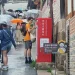 Wisatawan asing memenuhi jalan-jalan di Bukchon Hanok, sebuah desa kuno dengan rumah-rumah tradisional. Foto: Rhee Soo-young/CNN