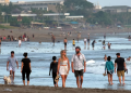 Suasana pantai di Bali yang penuh dengan wisatawan mancanegara. Antara Foto/Nyoman Hendra Wibowo/via REUTERS